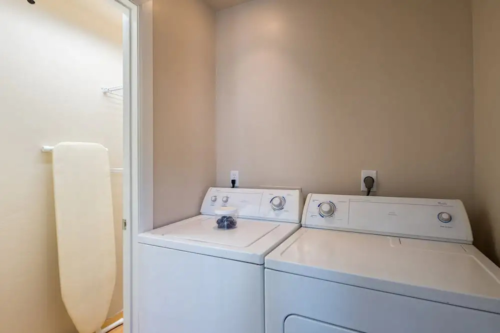 4BR Remodeled Classic near Old Town by WanderJaunt