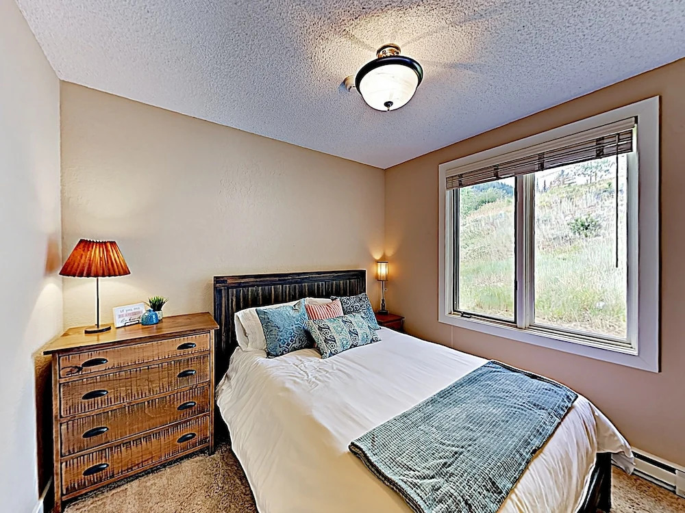 New Listing! W/ Pool -- Walk To Ski Lift 3 Bedroom Condo