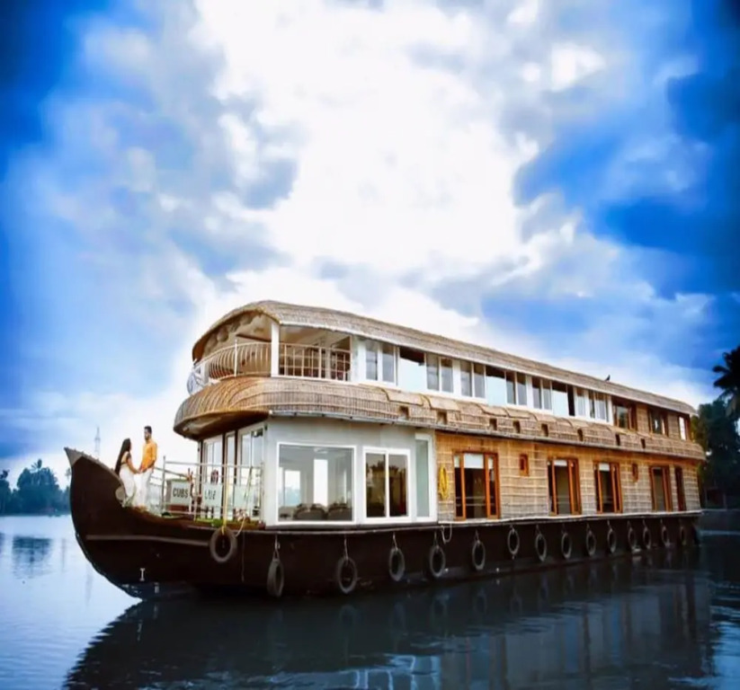 India Vacationz Houseboat