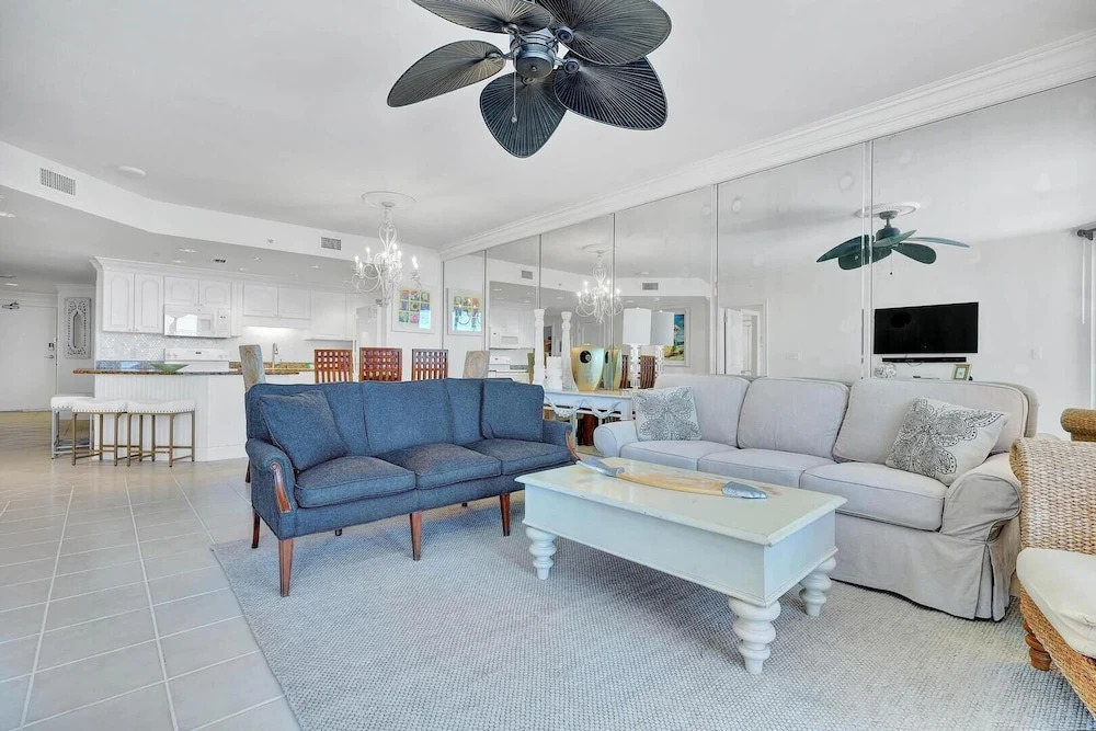 Beachfront Condo w/ View & Pool, Sleeps 8