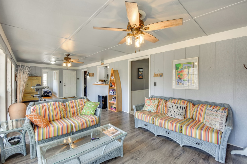 Private Beach & Dock: Lake Hartwell Family Getaway
