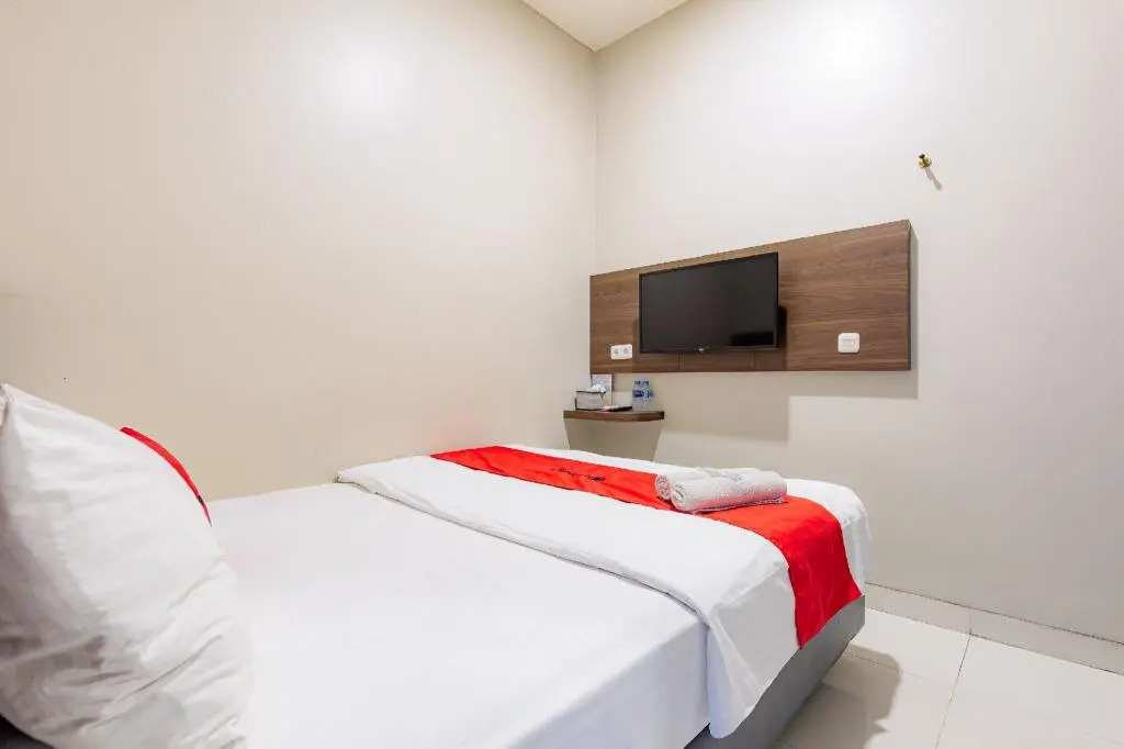 RedDoorz near Taman Palem