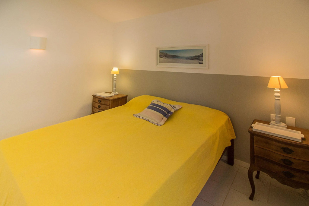 Casa Maravilhosa com Cinco Suítes, Pé na Areia da Praia de Manguinhos Por Luxury Rentals