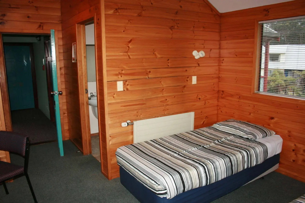 Smoke Lake Hot Springs Lodge & Camp