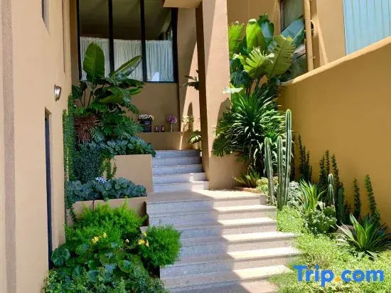 | HolidayVilla Cliff Sea View Guesthouse | holidayVilla