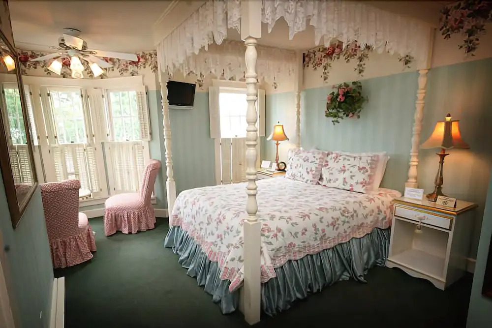 Metivier Inn