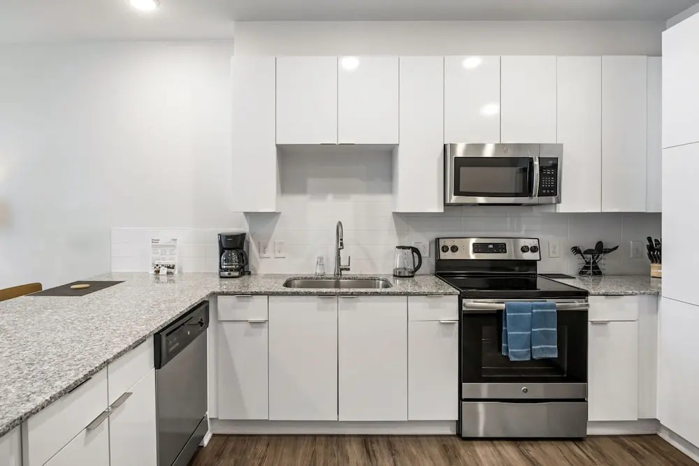 Spectacular Suite 1BR 1BA Apt I - Includes Bi-weekly Cleanings Linen Change