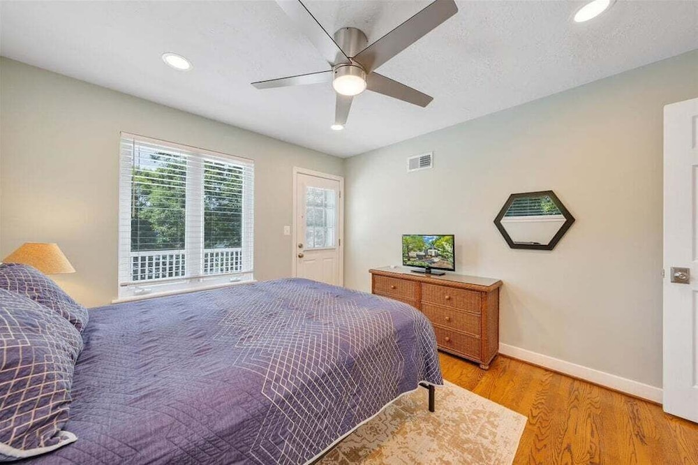 Scenic Point - Private Lakefront Home w/ Dock, Fire Pit, Outside Shower & Hot tub