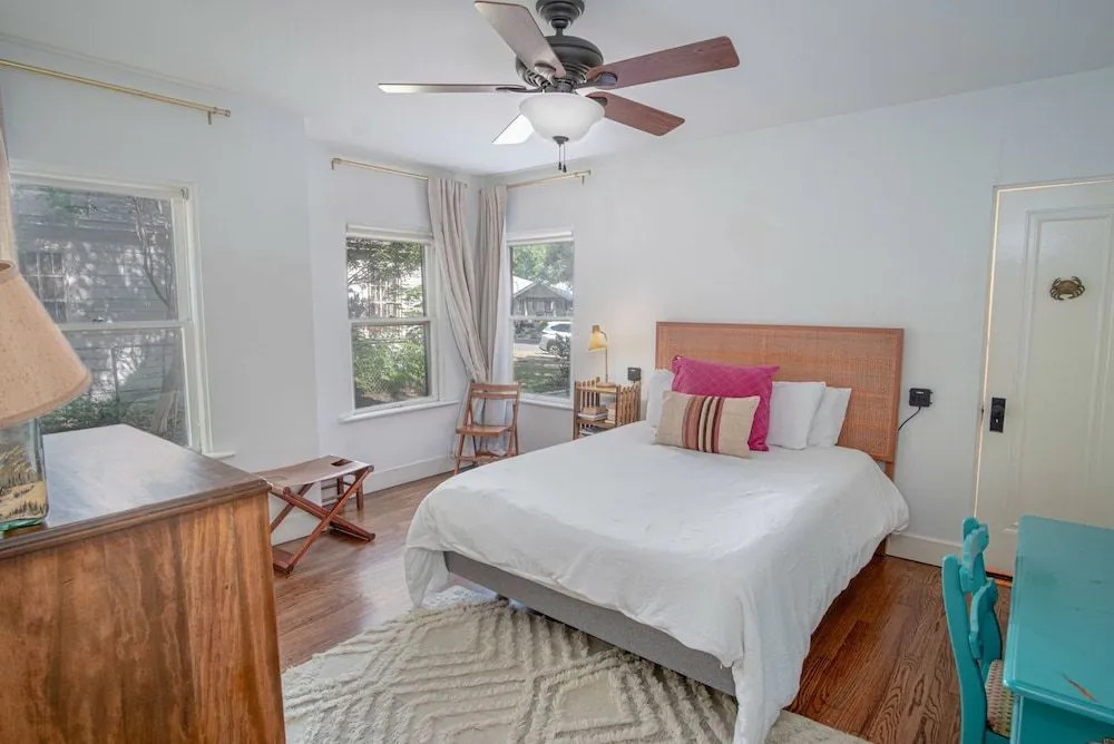Close to Famous Attractions With Hot Tub and Fire Pit
