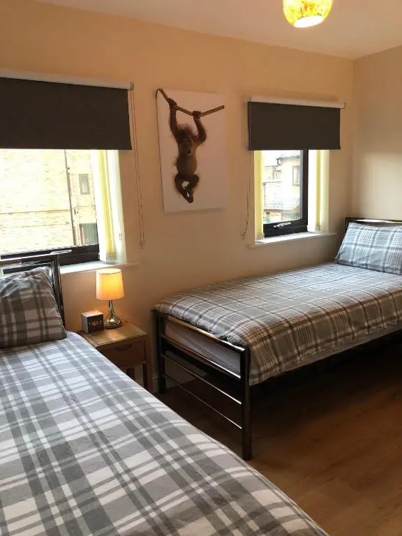 City Centre Town House with Riverside Views and Free Parking 1BAK
