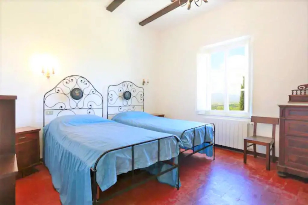 Tuscan villa with views and pool. Hosts up to 15
