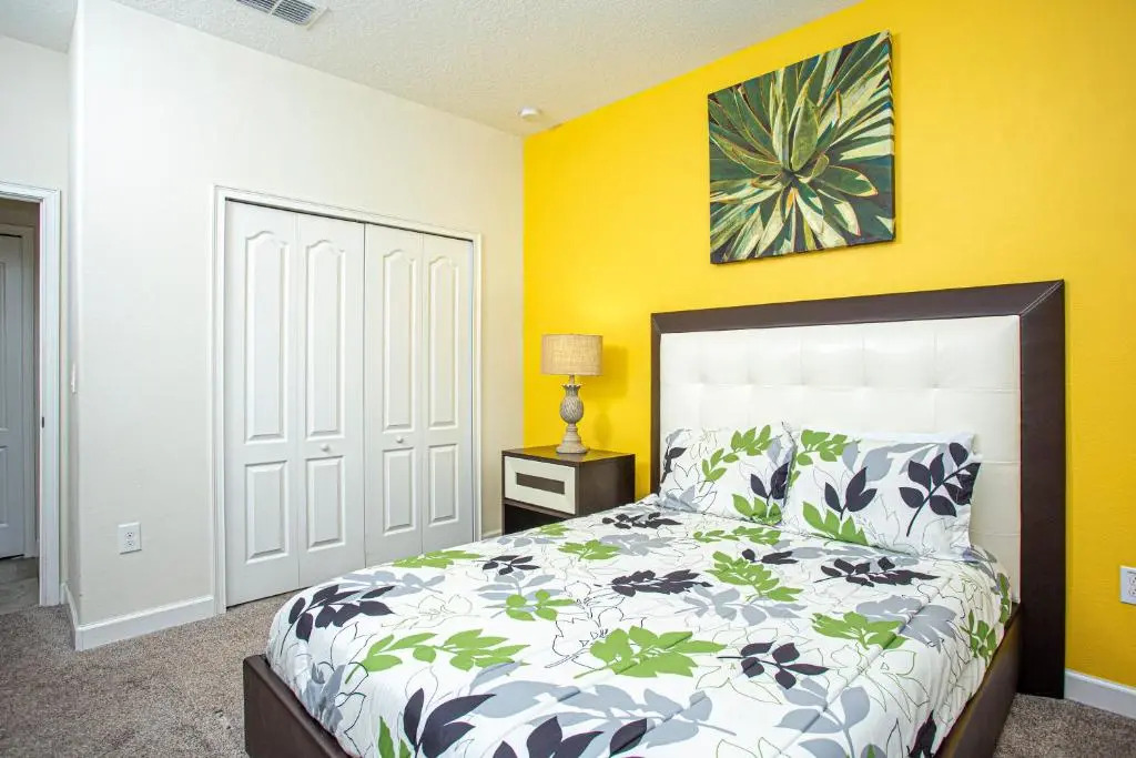 Gorgeous 5 Bd Single Family with Pool 5528