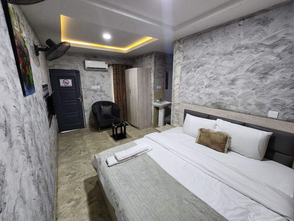 DeRadiant Lodge