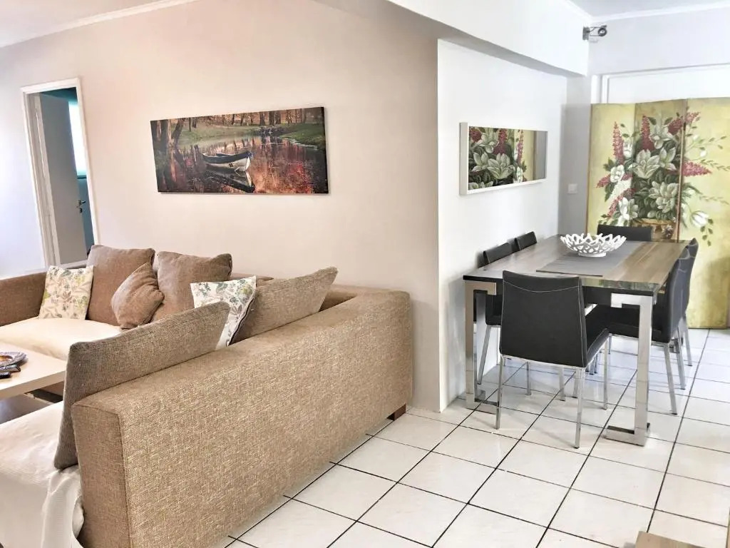 Renovated apt 100m from beach WiFi AC
