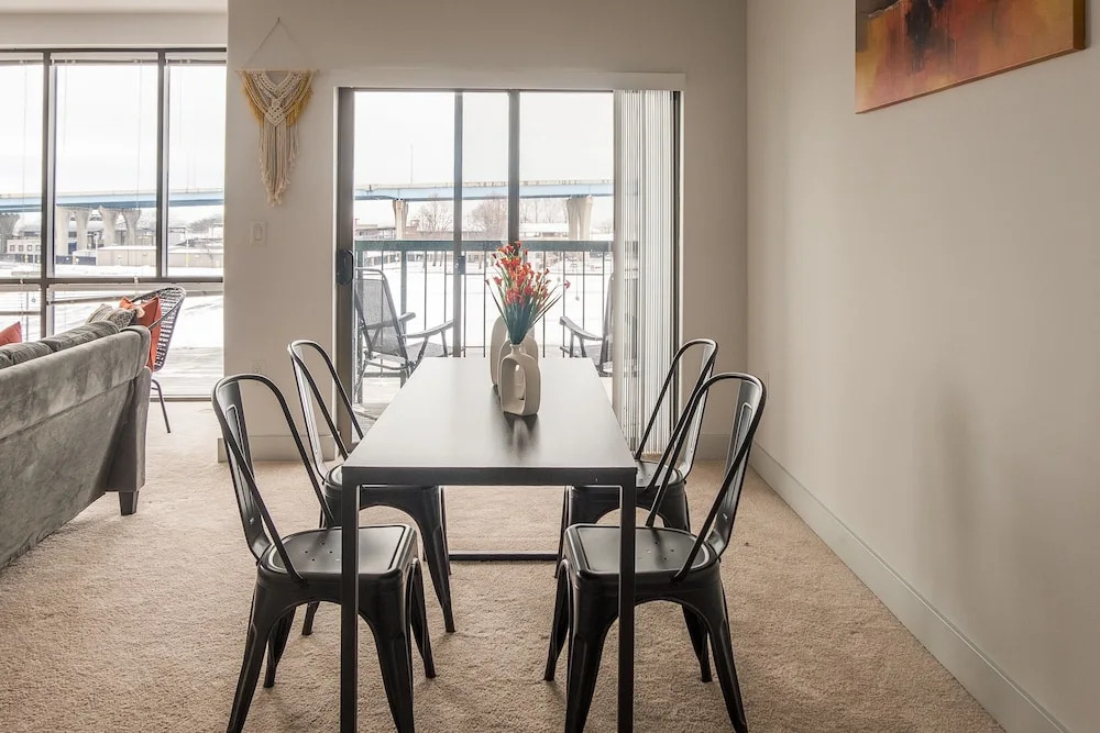 East Ward 2 BR Apt with WiFi by Frontdesk