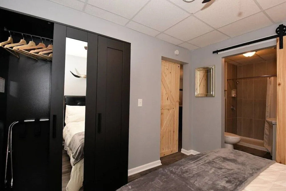 Modern Meets Vintage! Renovated 1 BR in Milwaukee