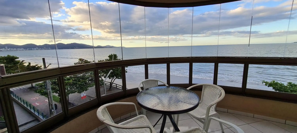 Lindo Apto Itapema Meia Praia Frente ao Mar p/ 6 pessoas, alto padrão, WIFI