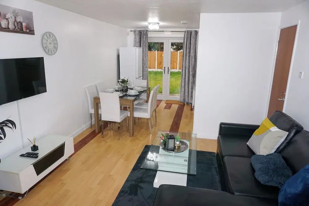 Biz & Fam Sleeps 7 Wigan w/ Parking, Self-check-in