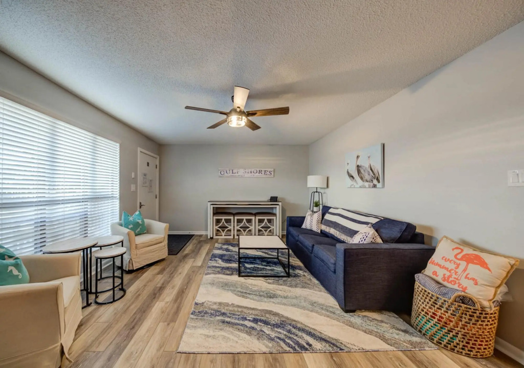 Renovated condo directly across from beach in Gulf Shores with pool