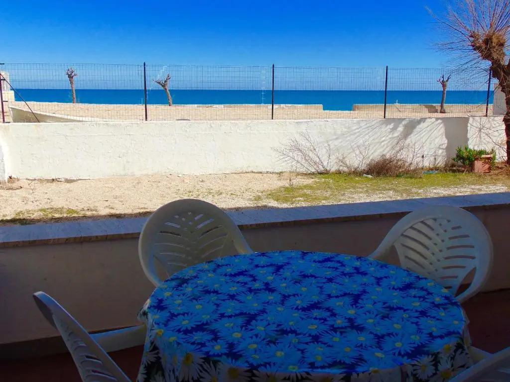 M263 - Marcelli, trilocale con portico fronte mare