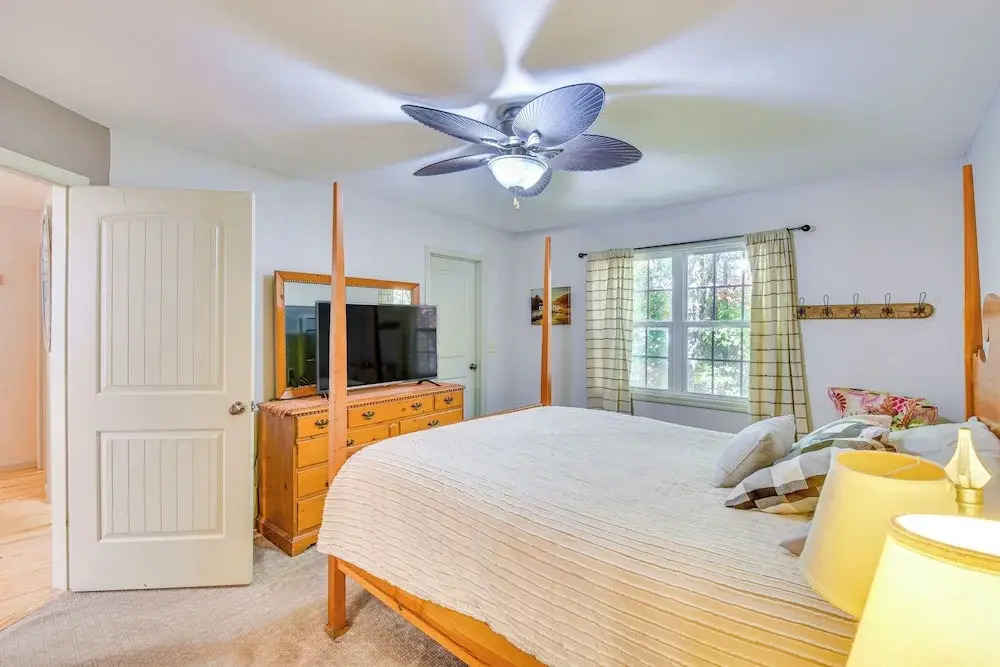 Hot Tub, Deck & Grill: Secluded Cabin in Clayton