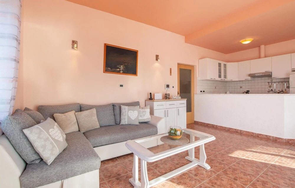 Six-Bedroom Holiday Home In Podstrana