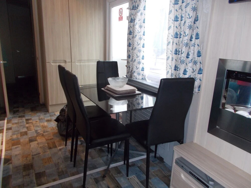 3 Bed Caravan - Sleeps 8 - Wifi - Parking