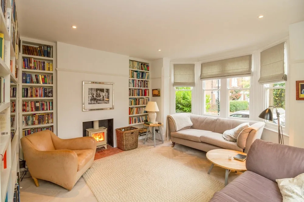 4 Bedroom Canalside Family Home in Oxford