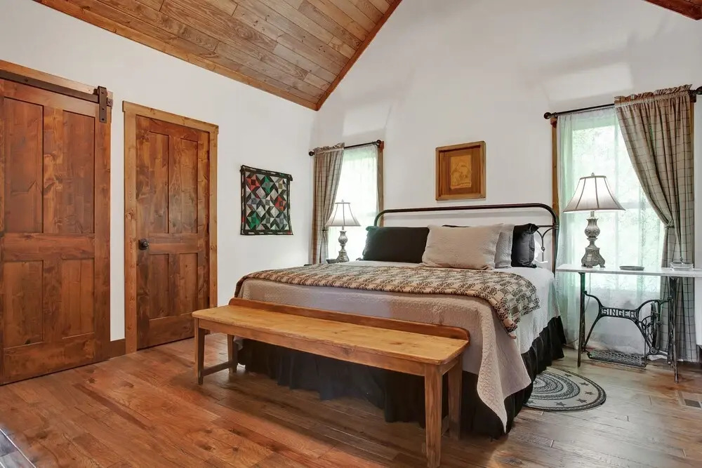 NEW Luxury One Block to Main St With Hot tub and Fire pit