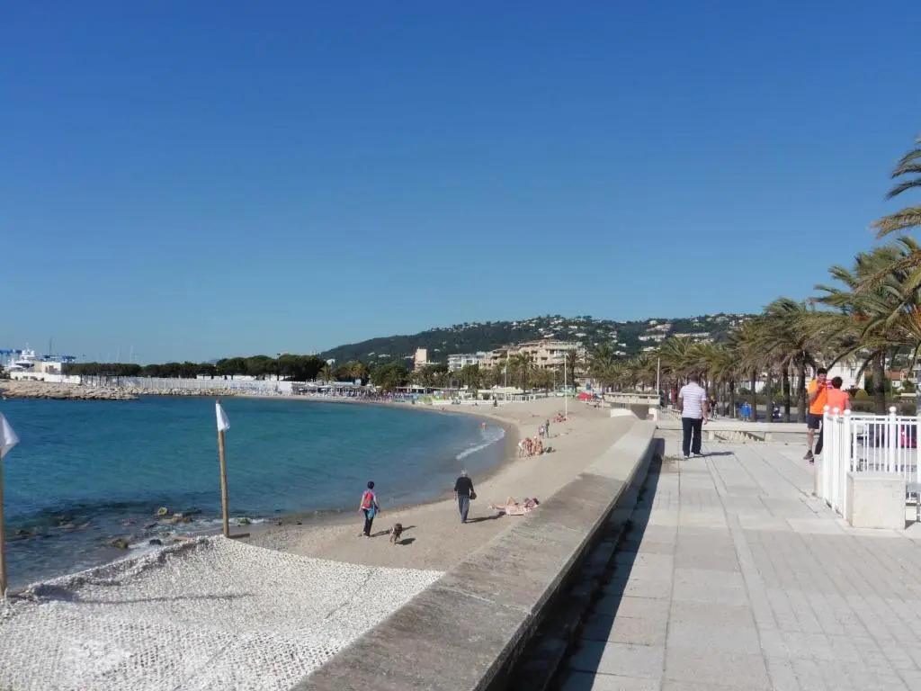 App.T2 De Standing Proche De La Mer