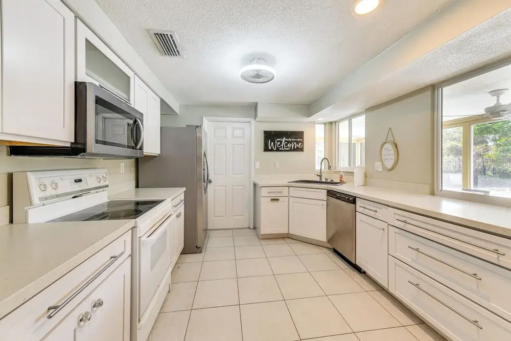 Beach Time + Pool Vibes! Port Charlotte Hideaway