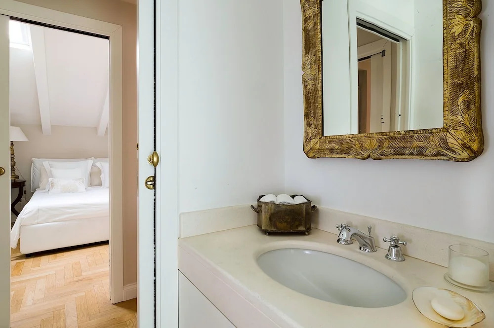 Opera Home