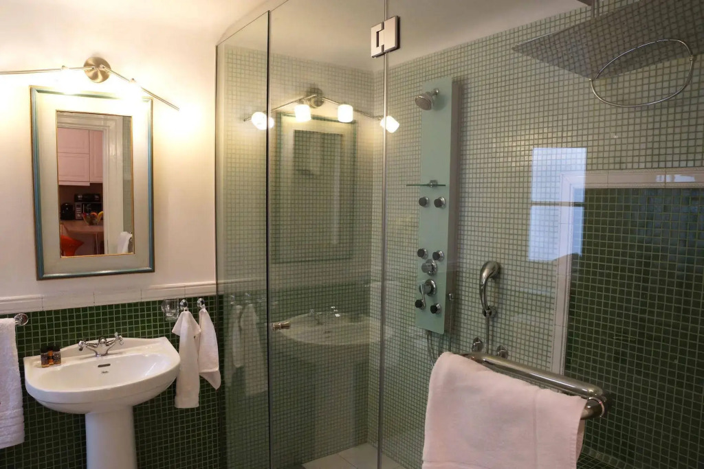 Athens Family Apartments