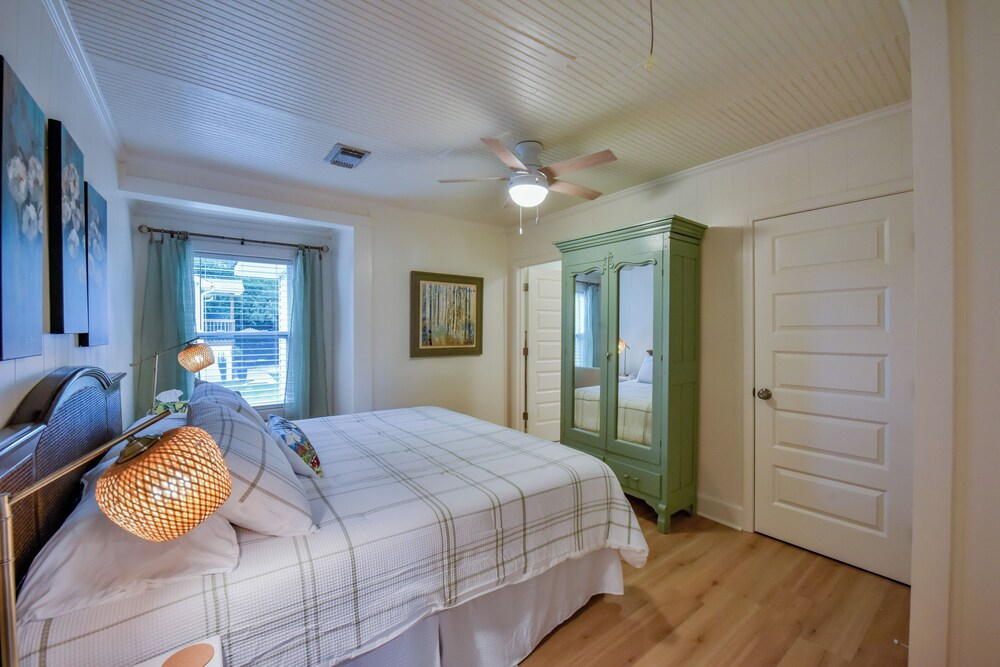 1 Mile to UA Campus: Walkable Midtown Getaway