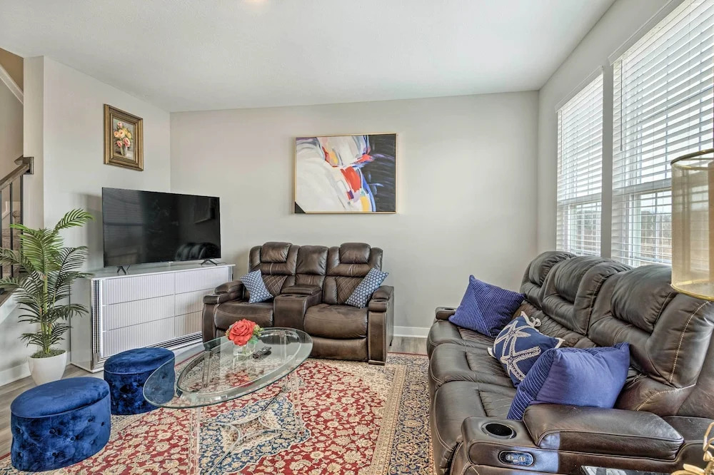 Modern & Spacious Family Home w/ Pool Access!