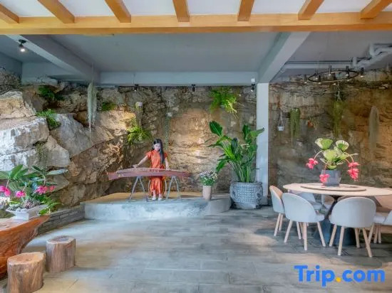 Xingyi Wanfenglin Ruhuazaoye Homestay (Baguatian Observation Deck)