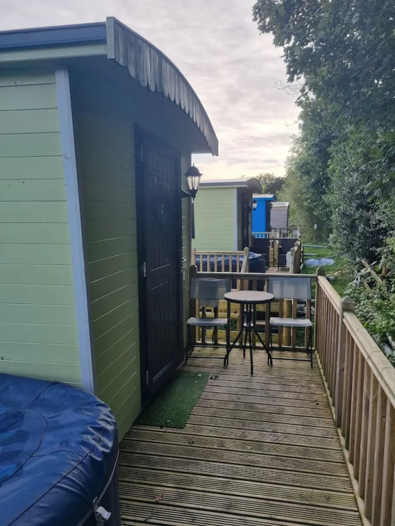 Glamping Hut - Sleeps 2 hot tub & parking