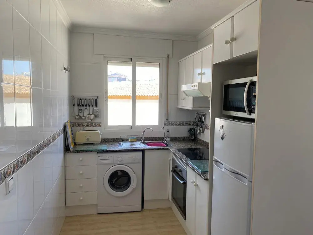 Apt - Sleeps 4 - Balcony - Communal Pool