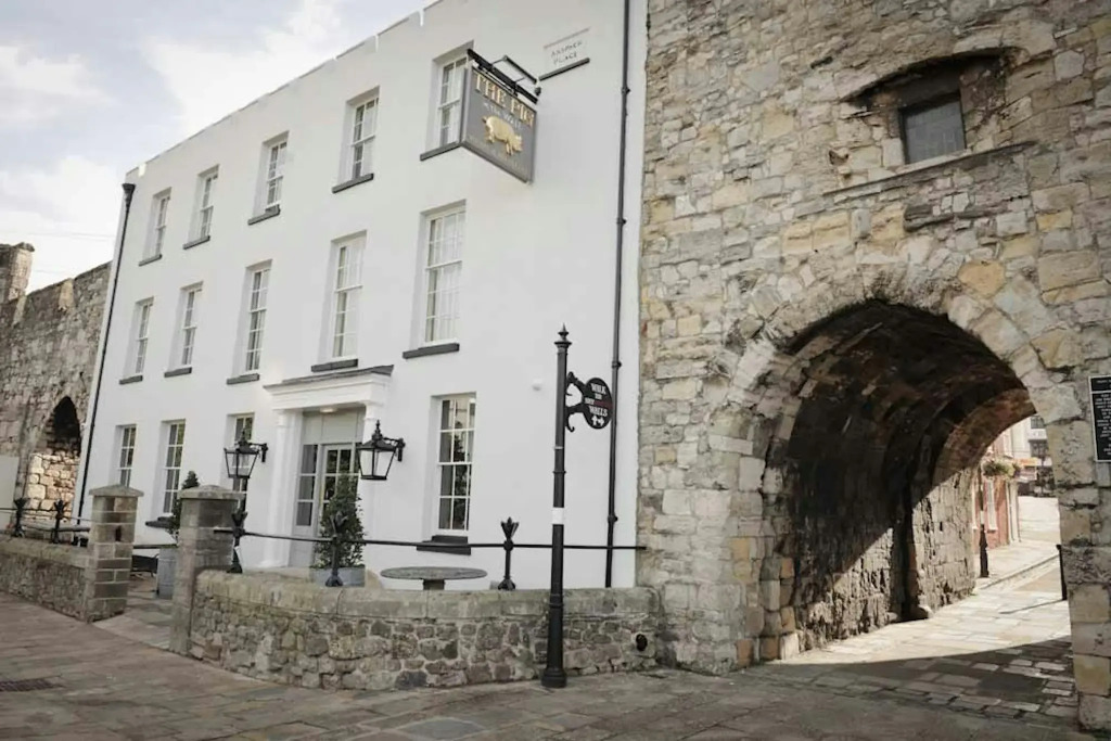 THE PIG in the Wall - Southampton