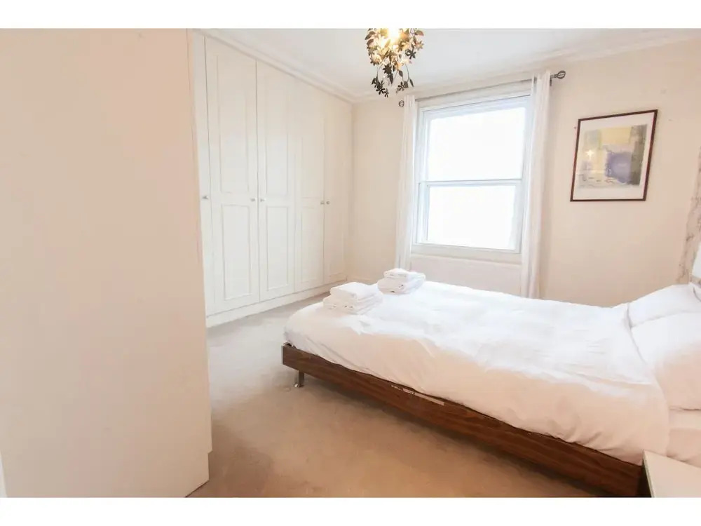 Spacious 2 Bedroom Flat in Queens Park - Sleeps 6