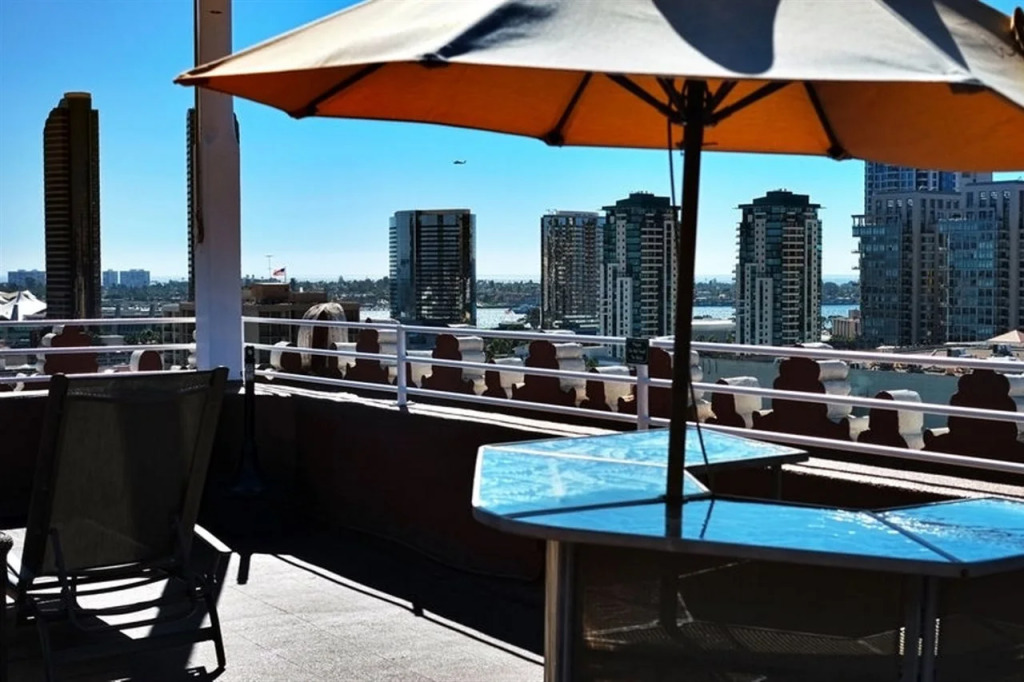 Gaslamp Plaza Suites