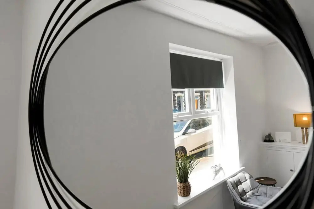 Central Chic - Huge Home - Free Wifi