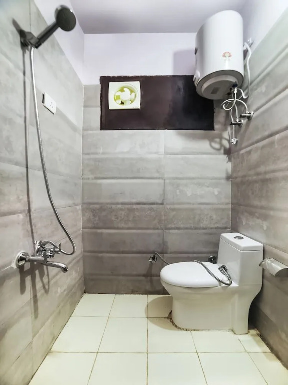 Oyo Flagship 30196 Noida Sector 5