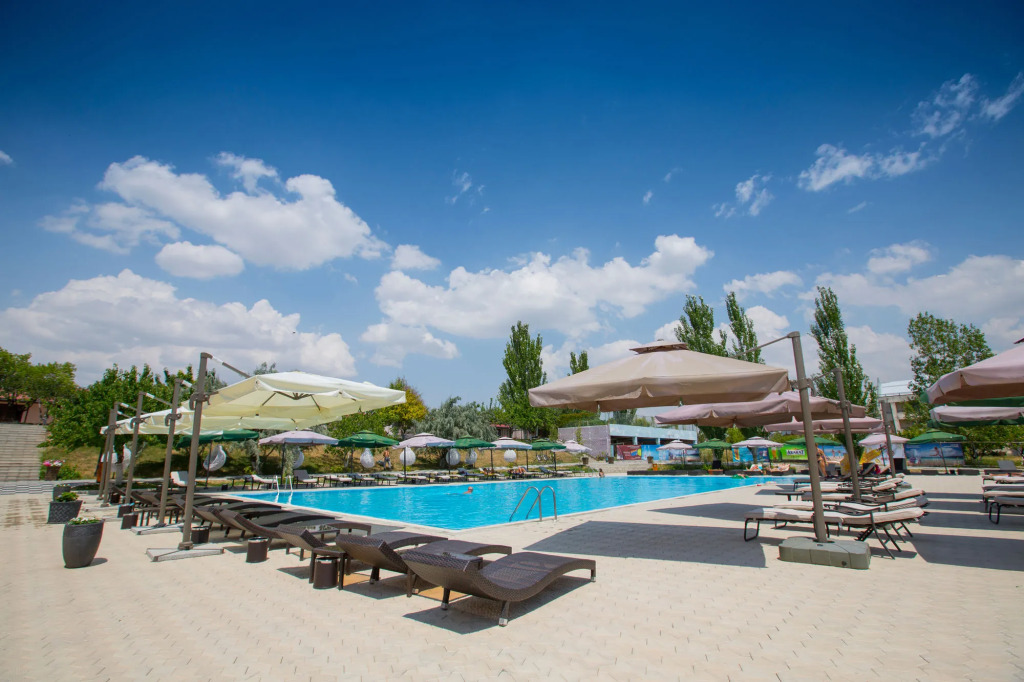 Отель Cross Apartments and Tours