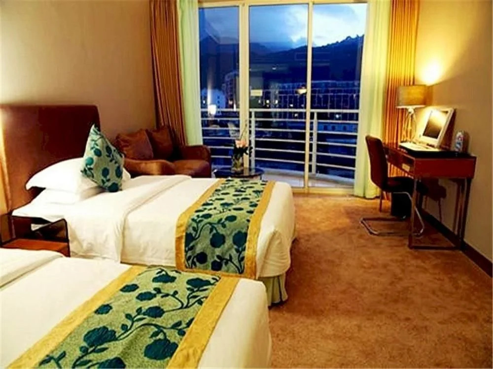 La Waterfront Hotel