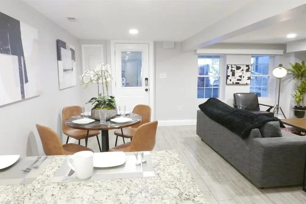 Federalist Style Rowhouse Sleeps 4 With Parking