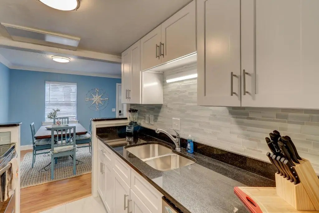 #61 Beautiful Condo Ideal Location 2BDR/2 Parkings