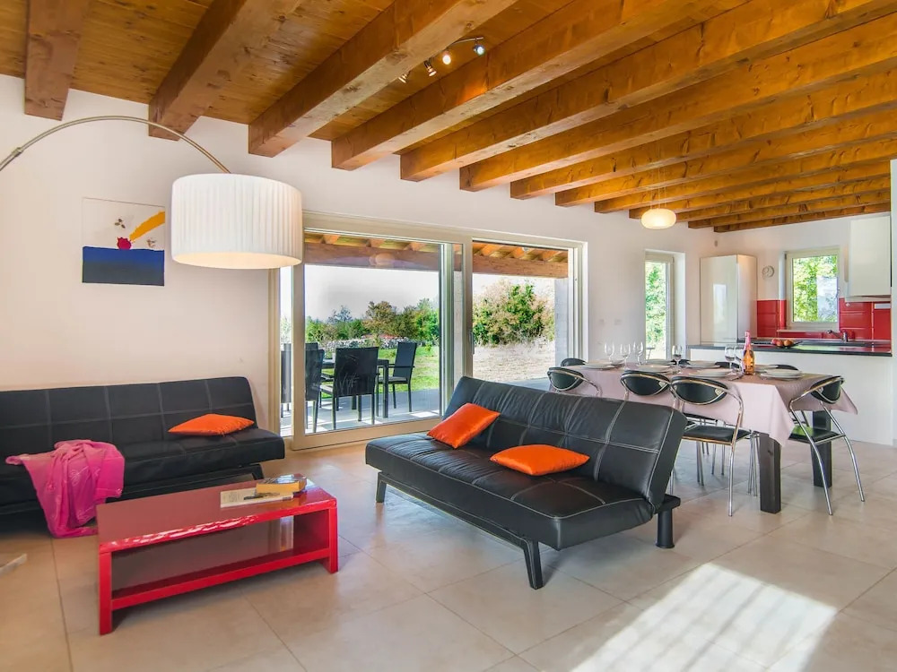 Detached villa with private pool and large garden, in a quiet area