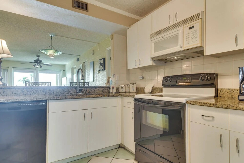 Pool Access! Extended Base 2 Mi to St Pete Beach