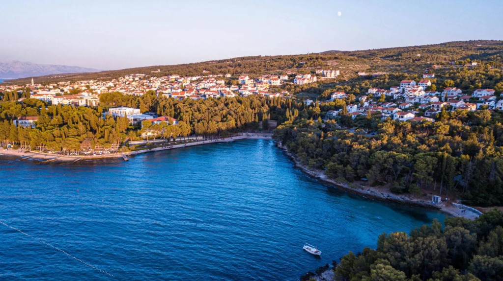 Leana - Great Location and Close to Beach - A1